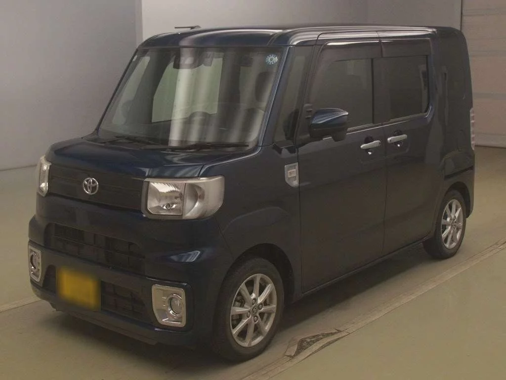 Toyota Pixis Mega LA700A 2022